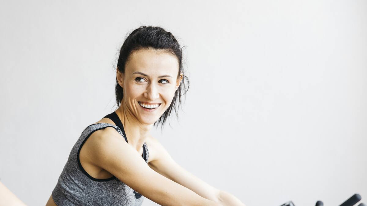 Los beneficios de la bicicleta fija. Foto: Freepik.