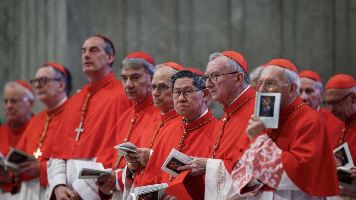 Los cardenales Luis Antonio Tagle junto a Pietro Parolin, dos de los máximos candidatos a suceder al papa Francisco. Foto: Reuters/Yara Nardi.