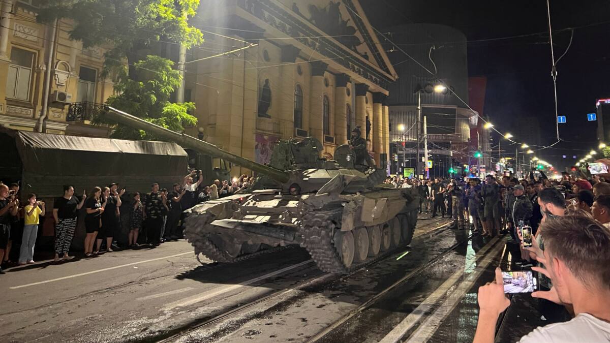 Los combatientes del grupo Wagner se retiran de la sede del Distrito Militar del Sur para regresar a su base. Foto: Reuters.