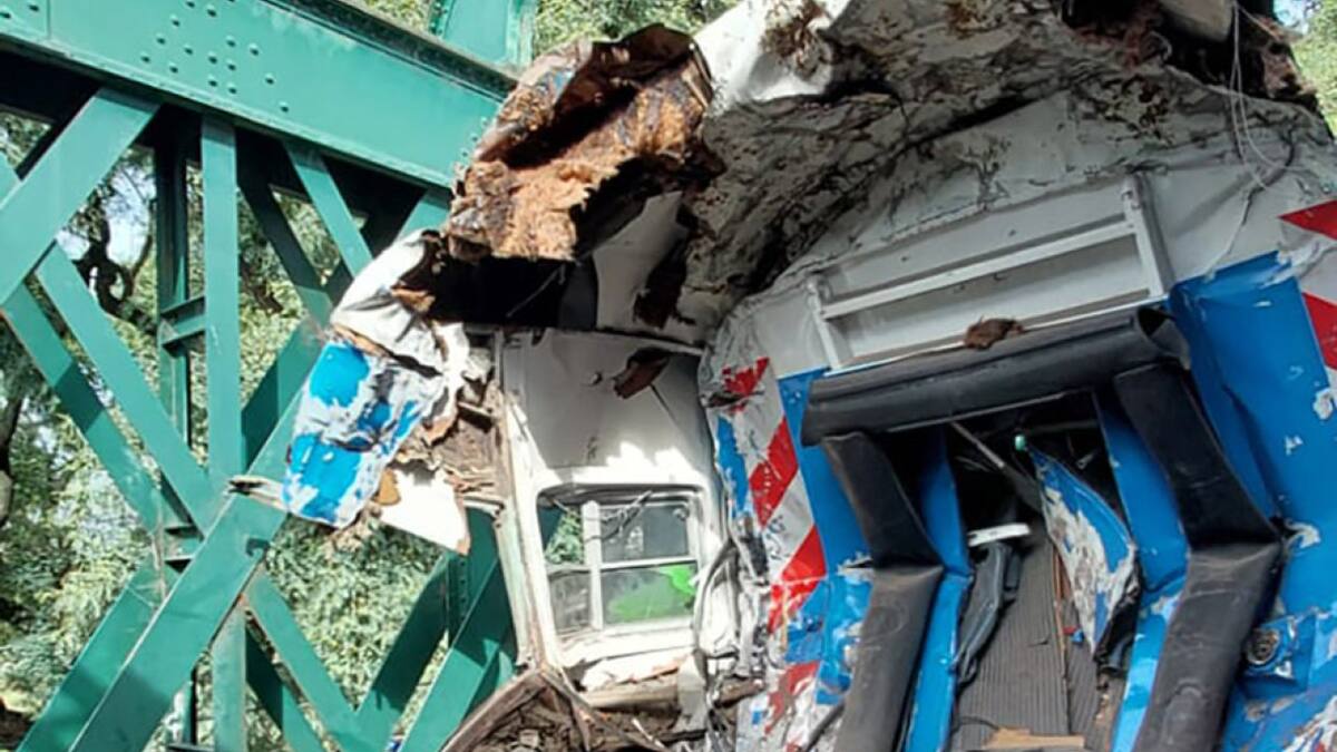 Los daños en los trenes que colisionaron en la línea San Martín. Foto: NA.