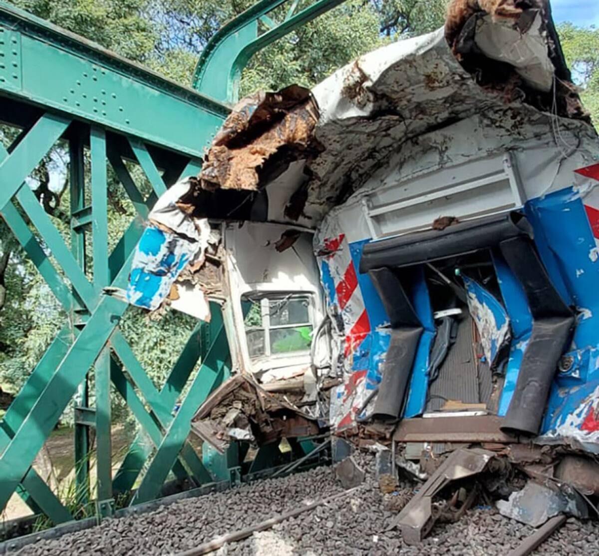 Los daños en los trenes que colisionaron en la línea San Martín. Foto: NA.