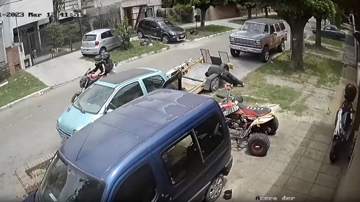 Los delincuentes escaparon tras dispararle al mecánico. Foto: Captura de video.