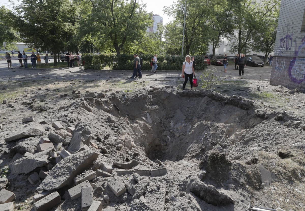 Los destrozos de los mislies rusos en Kiev. Foto: EFE.