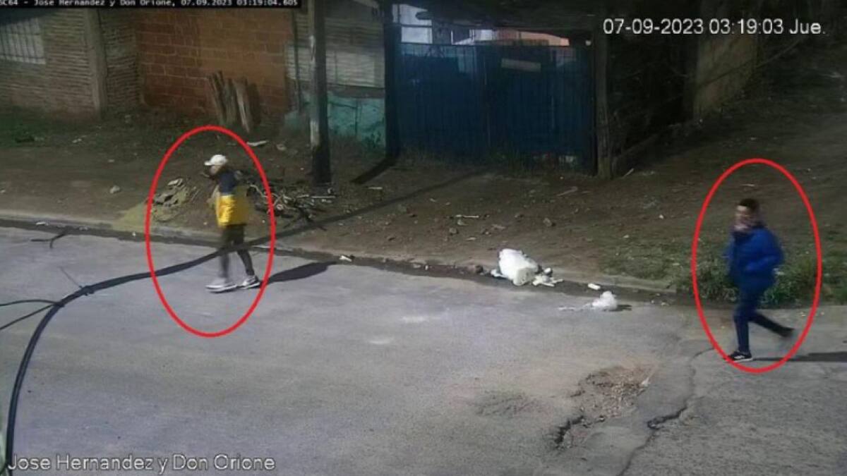 Los dos detenidos quedaron grabados en las cámaras de la zona en la que ocurrió el crimen. Foto: NA