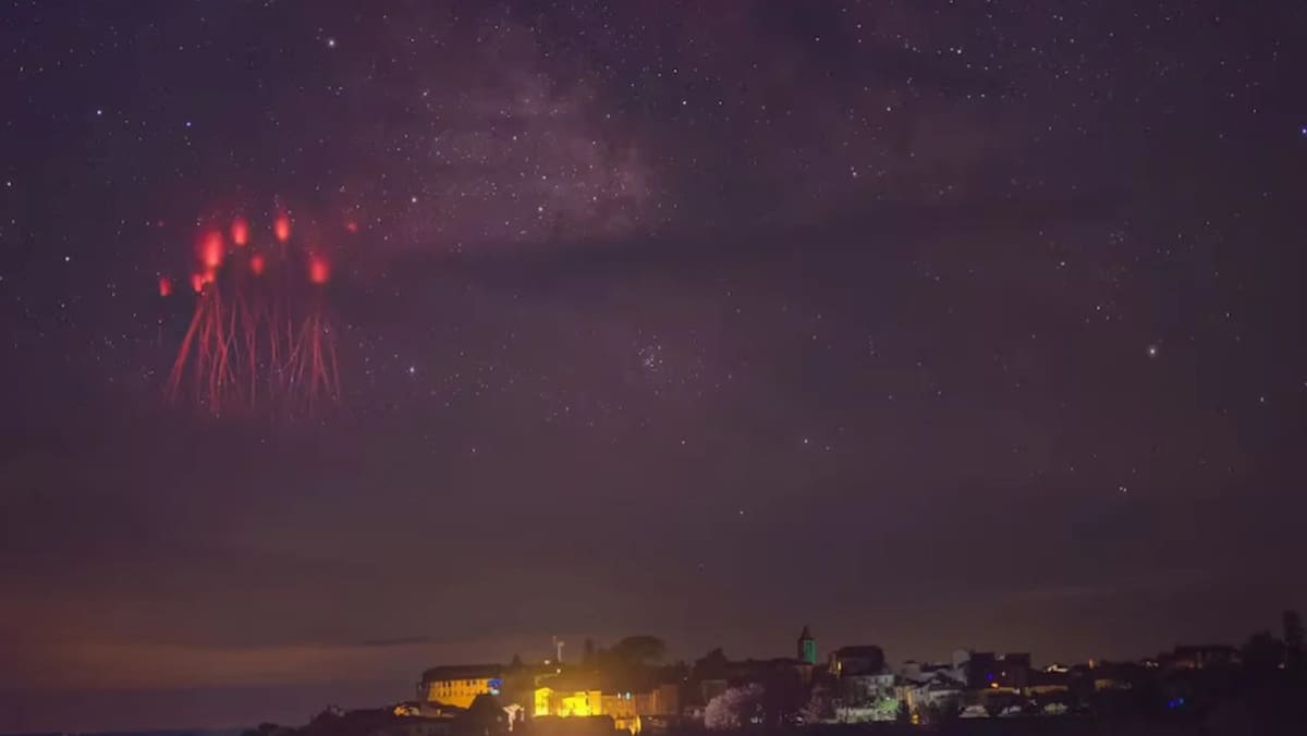 Los duendes rojos captados por encima de la ciudad. Foto: NA.
