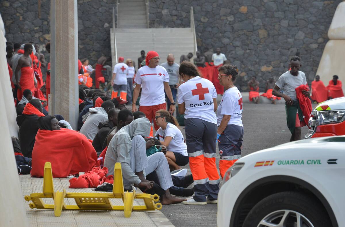 Los equipos de la Cruz Roja trabajando con los migrantes recién llegados. Foto: EFE