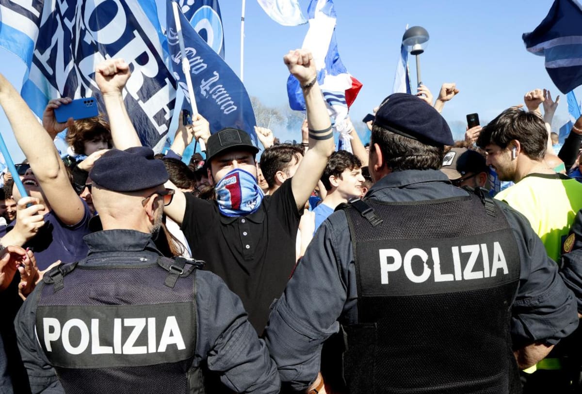 Los festejos por el campeonato del Napoli terminaron con un muerto y cientos de heridos. Foto: Reuters.