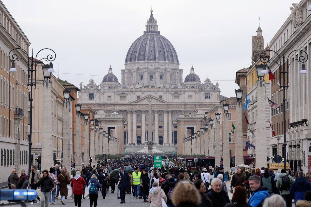 Los fieles rezan por la salud del papa Francisco en el Vaticano. Foto: Reuters/Remo Casilli