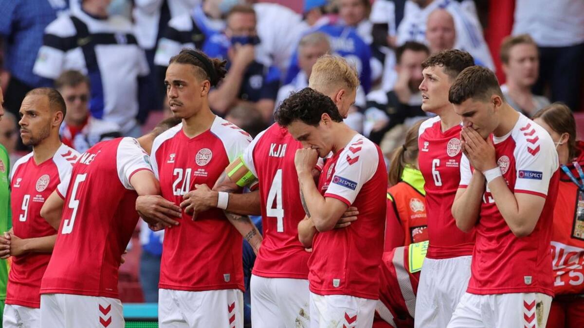 Los gestos de los compañeros de Eriksen, REUTERS