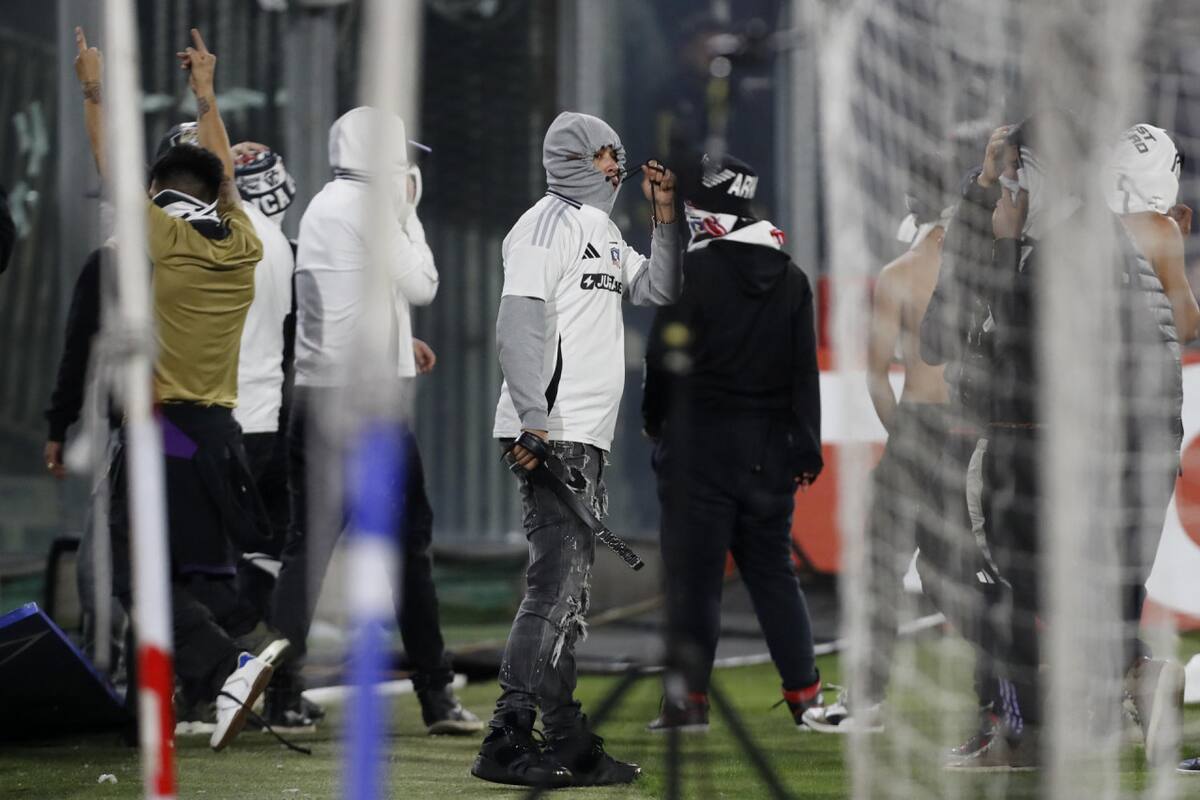 Los hinchas de Colo Colo invadieron la cancha. Foto: EFE/Osvaldo Villarroel