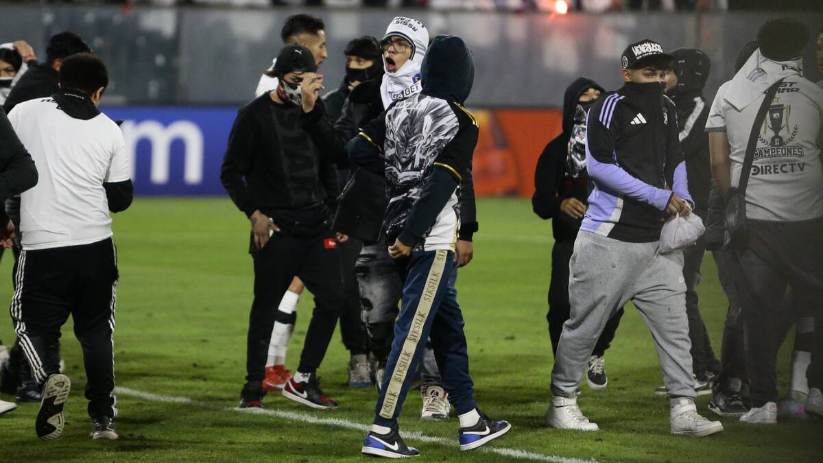 Los hinchas de Colo Colo invadieron la cancha. Foto: EFE/Osvaldo Villarroel