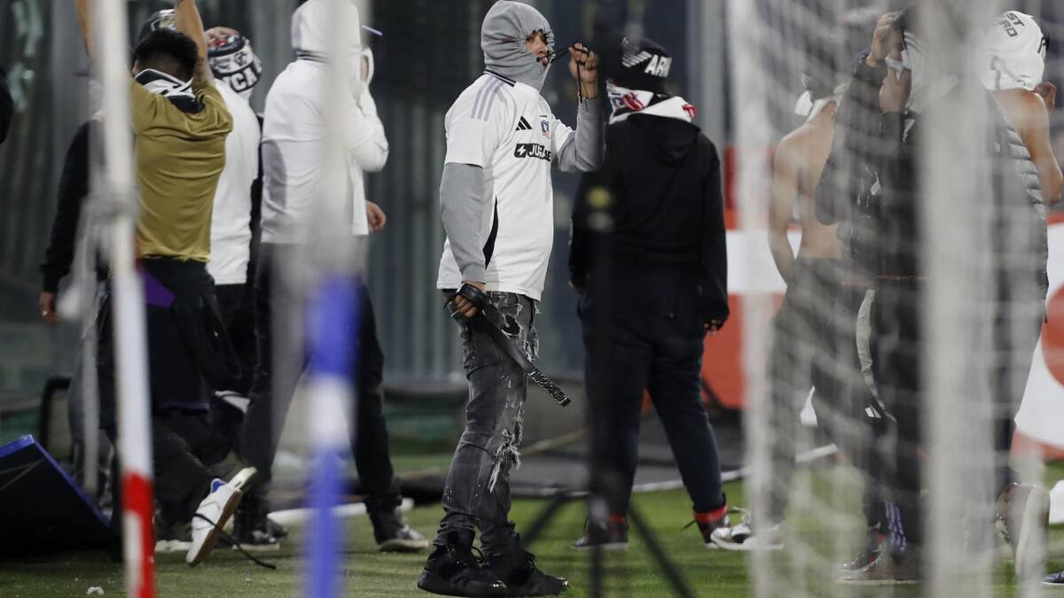 Los hinchas de Colo Colo invadieron la cancha. Foto: EFE/Osvaldo Villarroel