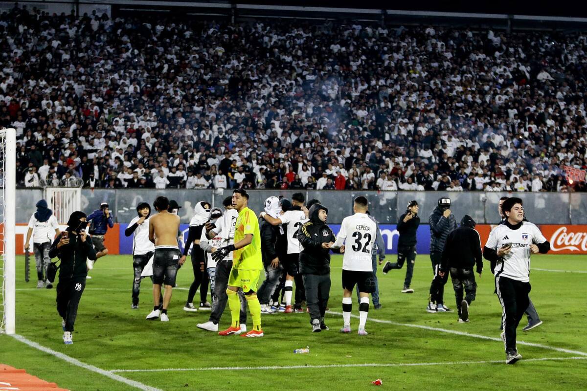 Los hinchas de Colo Colo invadieron la cancha. Foto: EFE/Osvaldo Villarroel