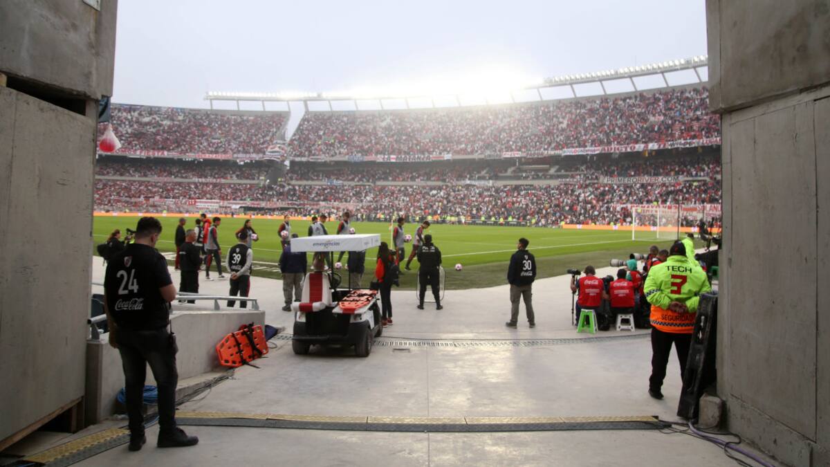 Los hinchas de River Plate alertaron del fallecimiento del fanático. Foto: NA.