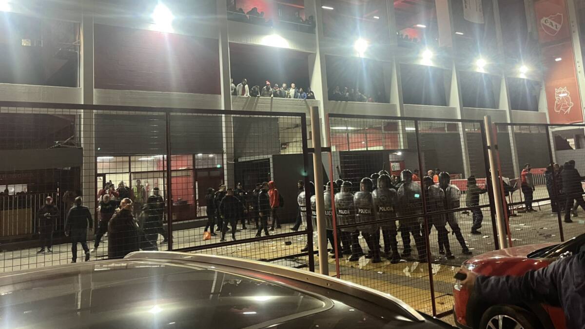 Los incidentes después de la derrota de Independiente ante Boca Juniors. Foto: Twitter @santiagomattano.