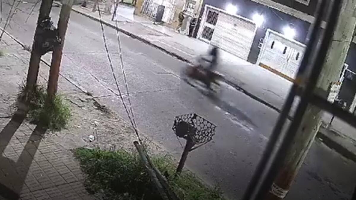 Los instantes previos al accidente entre la moto y el colectivo. Foto: Captura de video.