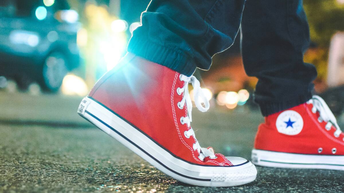 Los joggers oversized no van más. Foto: Unsplash.