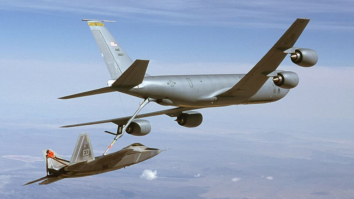 Los aviones que pueden cambiar el futuro de los caza F-16 argentinos: por qué los KC-135 son decisivos para la Fuerza Aérea