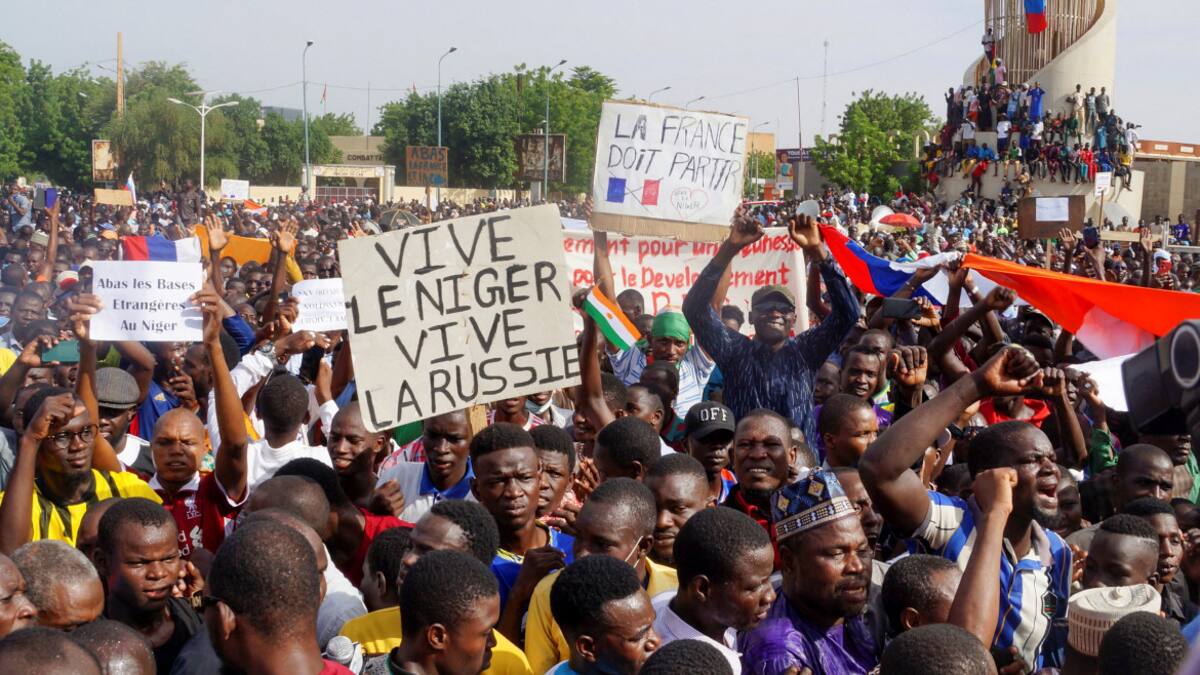 Los manifestantes se reúnen en apoyo de los soldados golpistas en la capital Niamey, Níger. Carteles dicen Larga vida a Níger, larga vida a Rusia, Francia debe irse. Reuters
