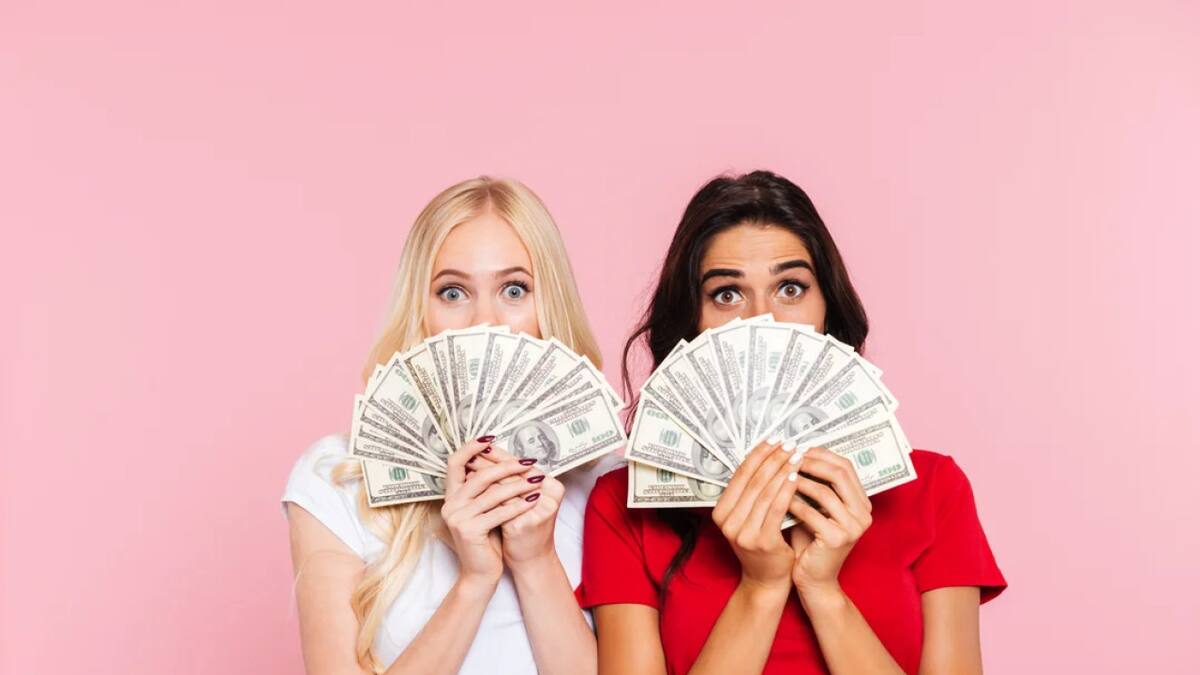 Los mayores de 13 años pueden abrir cuentas bancarias en dólares. Foto: Freepik.