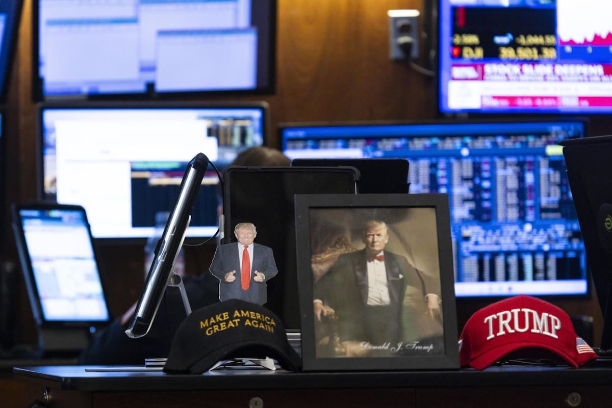 Los mercados financieros mundiales continúan reaccionando a los aranceles recíprocos que el presidente de Estados Unidos, Donald Trump, implementó esta semana. EFE/JUSTIN LANE