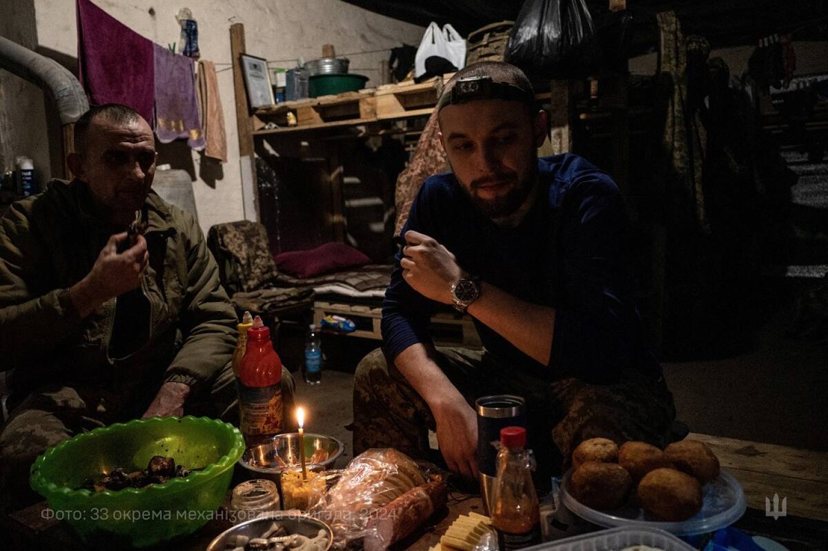Los militares ucranianos celebran la Nochebuena en el frente de la región de Dnipropetrovsk. Foto: Reuters.