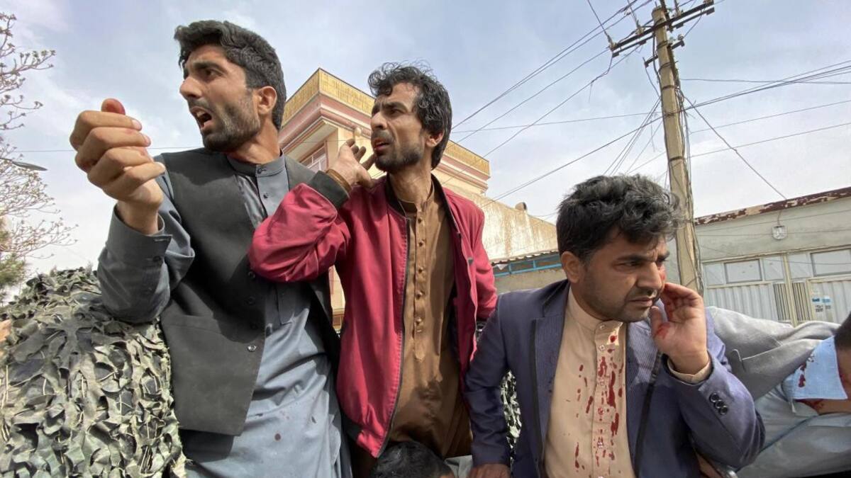 Trágico atentado en Afganistán contra periodistas y funcionarios talibanes: un muerto y ocho heridos