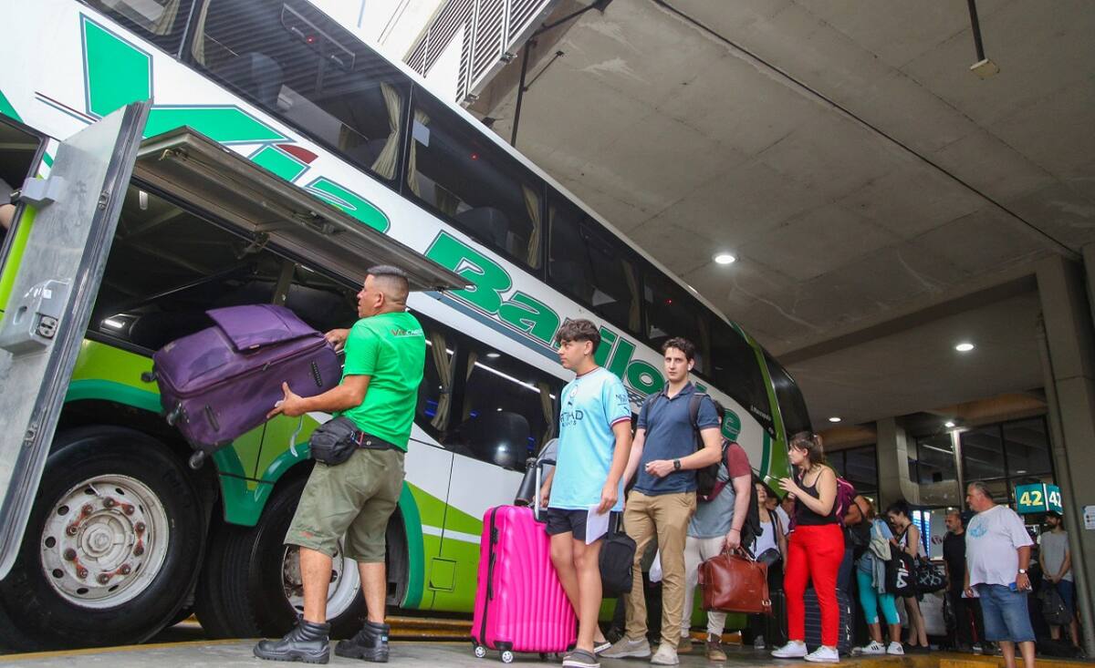 Los pasajes en micros de larga distancia hacia la Costa Atlántica tienen grandes descuentos. Foto: NA (Mariano Sánchez)