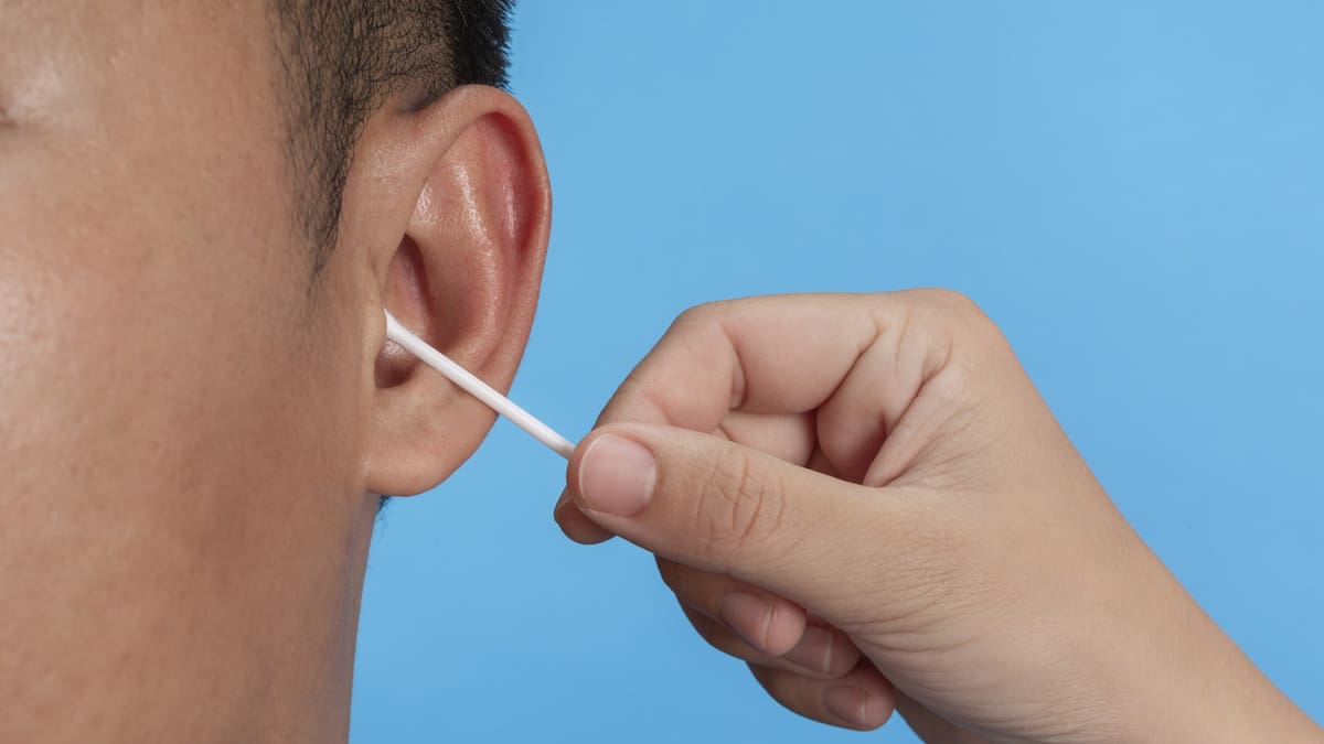 "Zumbidos, mareos y disminución de la audición": por qué jamás tenés que usar hisopos para limpiar tus oídos