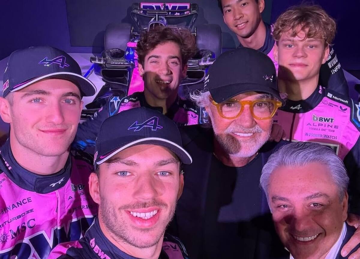 Los pilotos de la escudería Alpine junto a Flavio Briatore y Luca de Meo (abajo derecho). Foto: X @AlpineF1Team