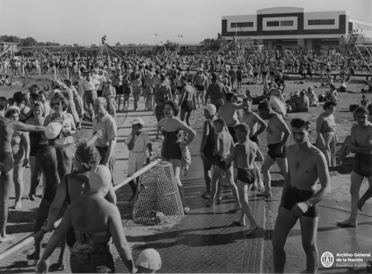 Los porteños disfrutaban de los balnearios públicos. Foto: AGN
