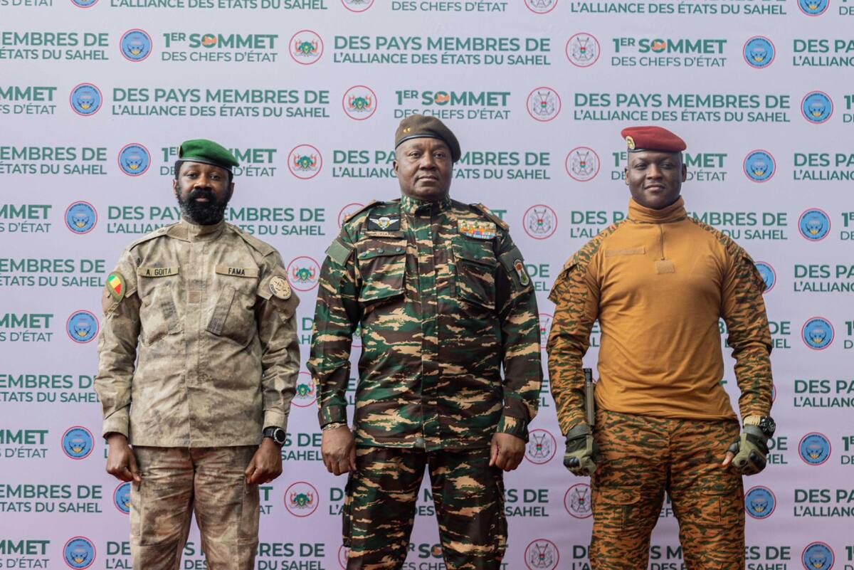 Los presidentes de Mali, Níger y Burkina Faso (de izqda. a dcha.): el coronel Assimi Goita, el general Abdourahamane Tchiani, y el capitán Ibrahim Traoré (Burkina), en la cumbre celebrada en Niamey. Foto: EFE