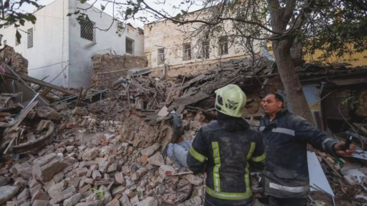 Los rescatistas se paran junto a un edificio gravemente dañado por un ataque con misiles rusos, en medio del ataque de Rusia a Ucrania, en Mykolaiv, Ucrania, el 18 de octubre de 2022. REUTERS
