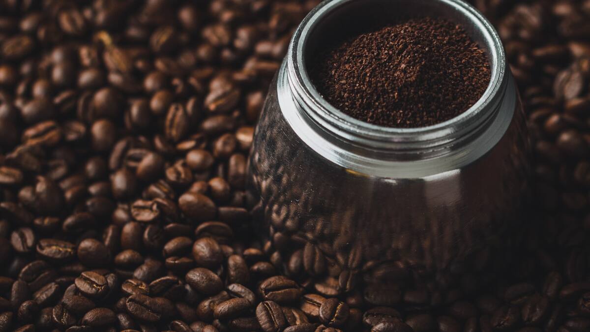 Los restos de café molido pueden ayudar a preservar el medio ambiente. Foto: Unsplash.
