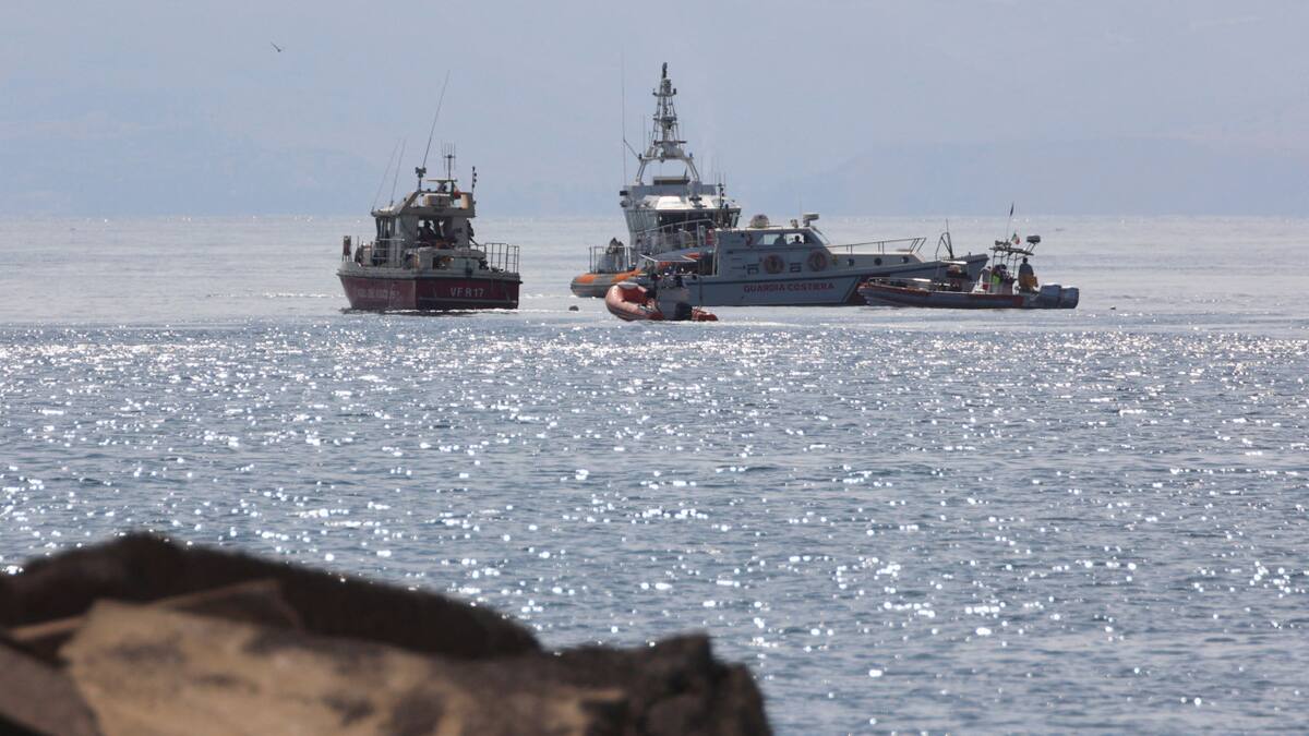 Los servicios de emergencia trabajan cerca del lugar donde se hundió un velero en la madrugada del lunes frente a la costa de Porticello, cerca de la ciudad siciliana de Palermo, Italia. Foto: REUTERS/Igor Petyx