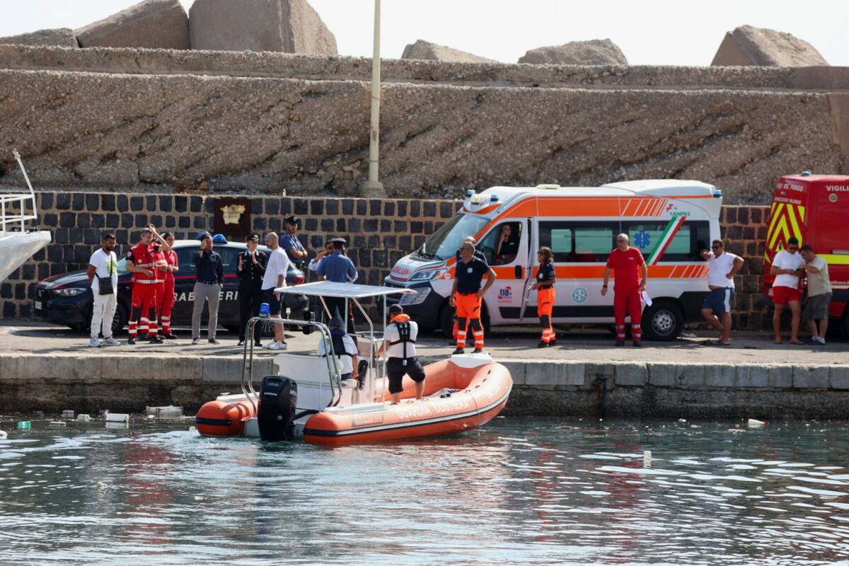 Los servicios de emergencia trabajan frente a la costa de Porticello. Foto: Reuters