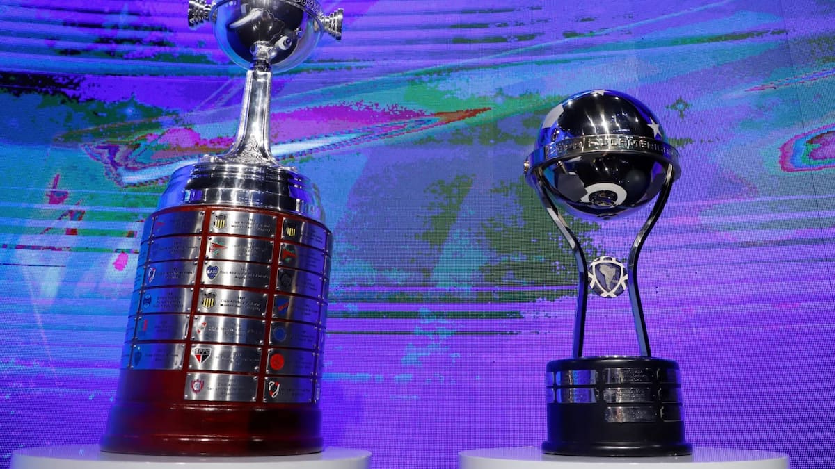 Los trofeos de la Copa Libertadores y Copa Sudamericana. Foto: EFE.