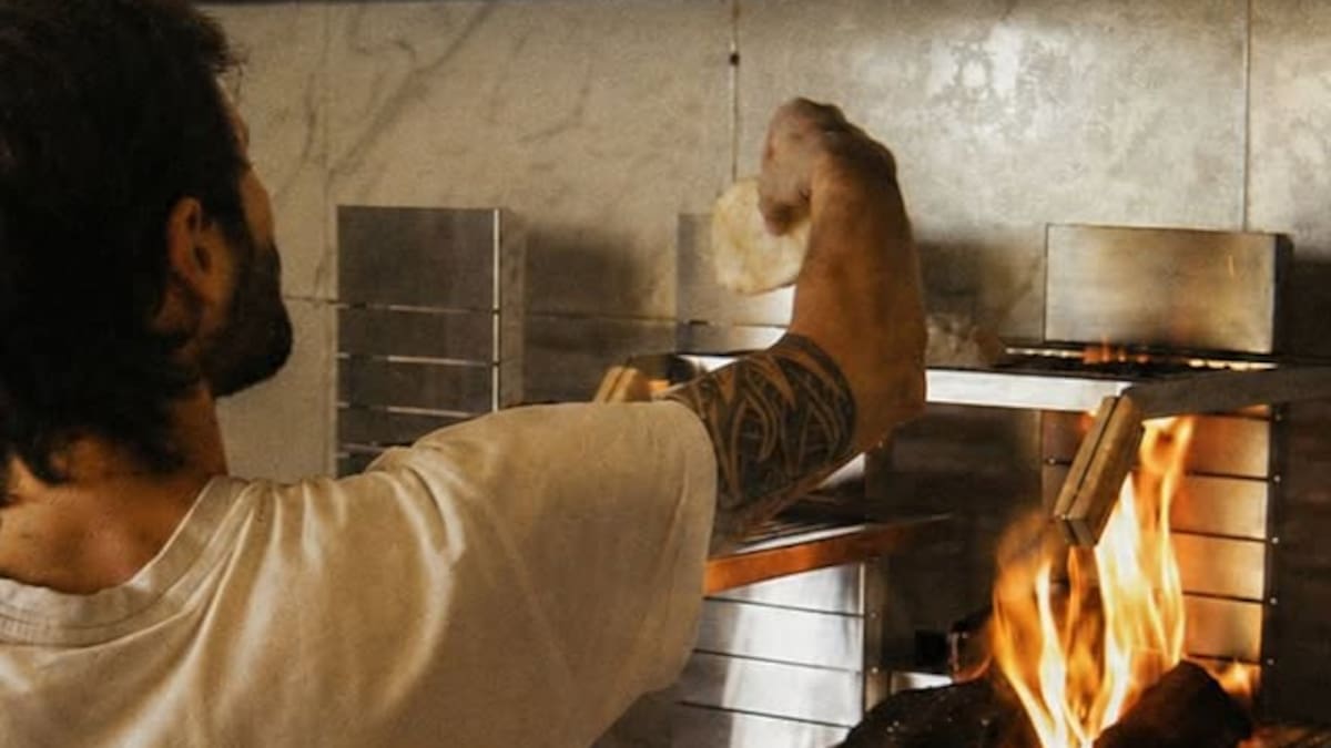Redefinen la parrilla a la leña: el nuevo restaurante porteño que causa furor y funciona en una histórica casona