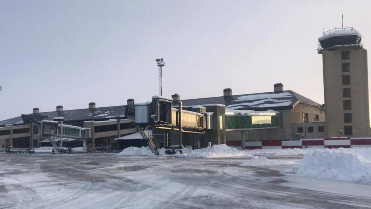 Luego de las fuertes nevadas, reabrieron el aeropuerto de Bariloche