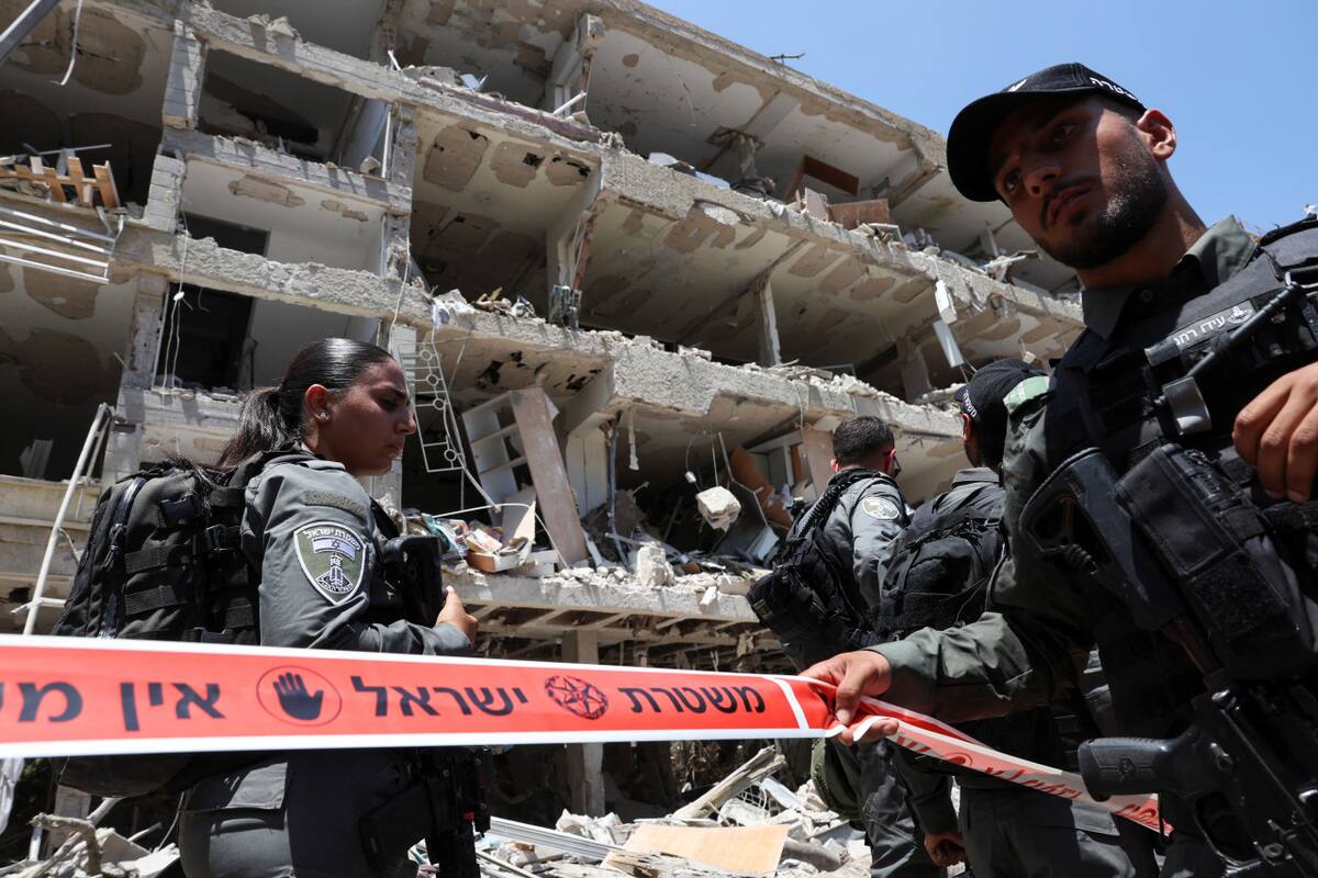 Lugar de impacto tras un ataque con misiles de Irán contra Israel. Foto: REUTERS/Violeta Santos Moura