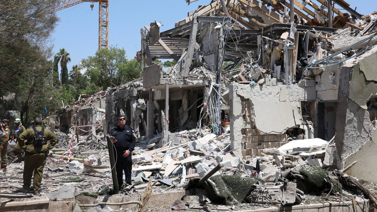 Lugar de impacto tras un ataque con misiles de Irán contra Israel. Foto: REUTERS/Violeta Santos Moura