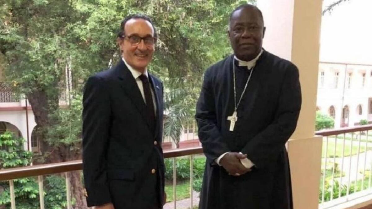 Luis Bellando junto al arzobispo de Luanda, Filomeno Vieira Dias, en una actividad oficial.