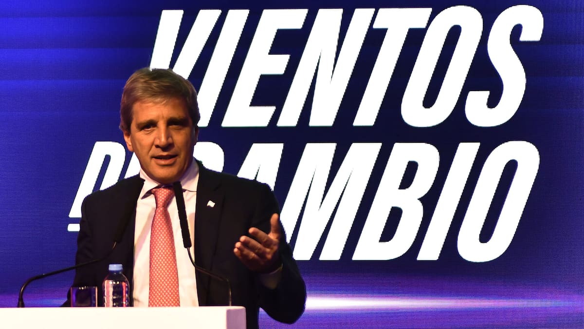 “No puedo hacer magia”: Luis Caputo defendió el rumbo económico y admitió que en dos años todavía habrá gente que no llegue a fin de mes