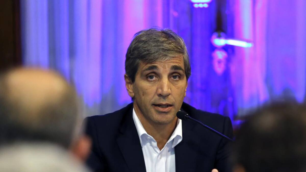 Luis Caputo ante el Congreso - escándalo (NA)