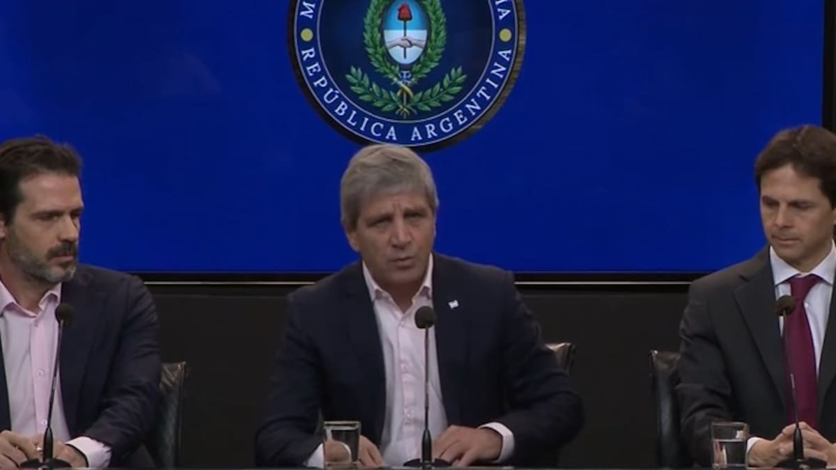 Luis Caputo habla en conferencia de prensa para anunciar nuevas medidas económicas