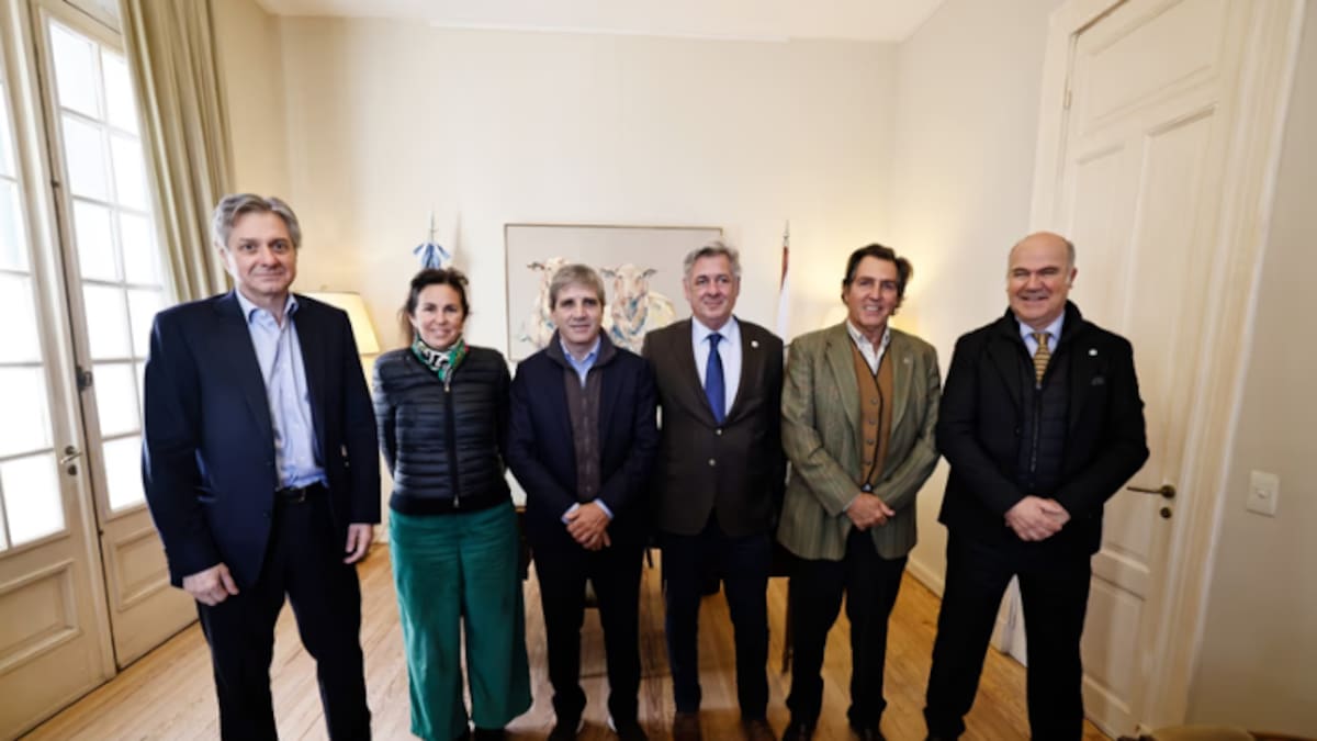 Luis Caputo visitó La Rural y bajó las expectativas sobre un anuncio de nuevas bajas de las retenciones