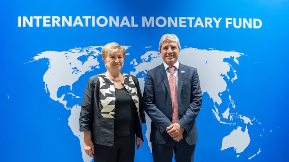 Luis Caputo junto a Kristalina Georgieva durante las Reuniones Anuales del FMI y el Banco Mundial en Bangkok.