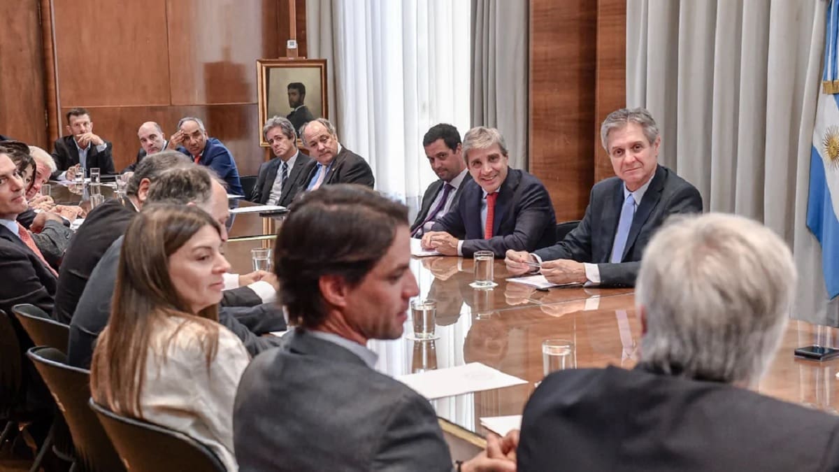 Luis Caputo se reunió con empresarios británicos.