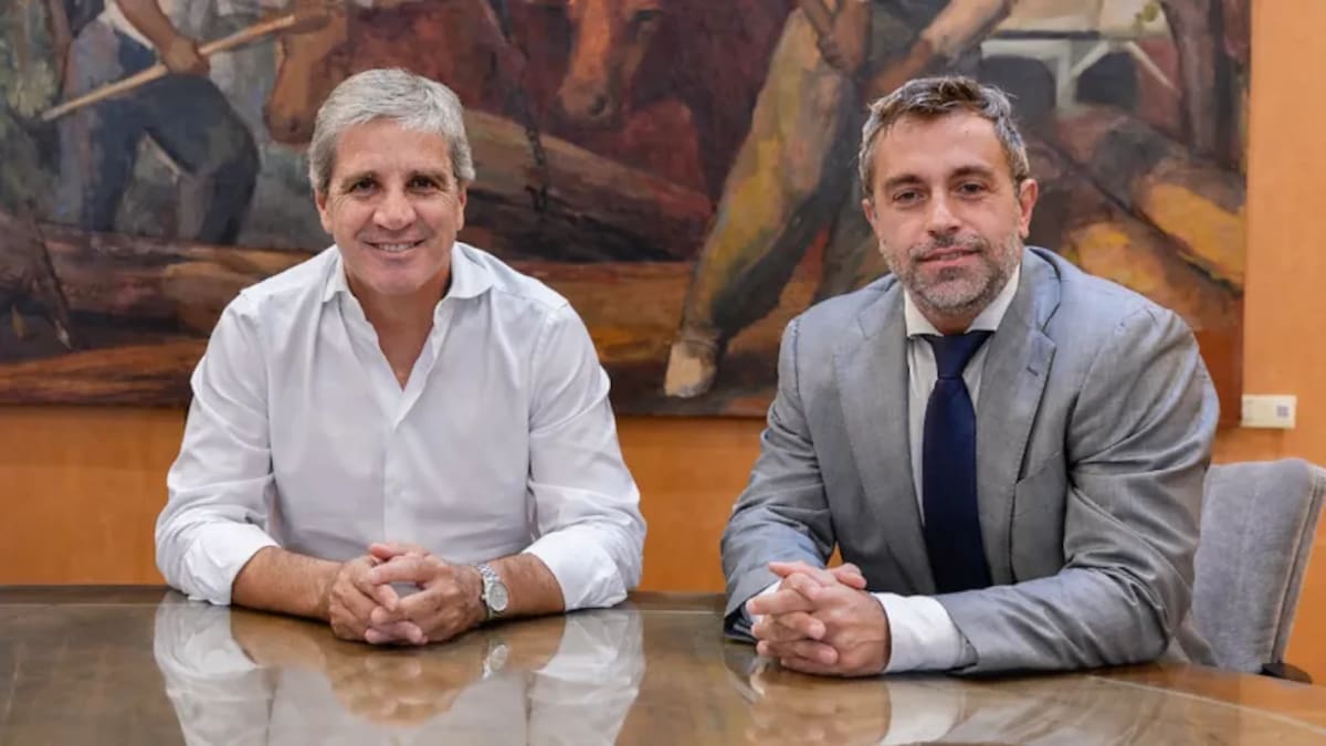 Luis Caputo y Fede rico Furiase ministro de Economía y el secretario de Finanzas.