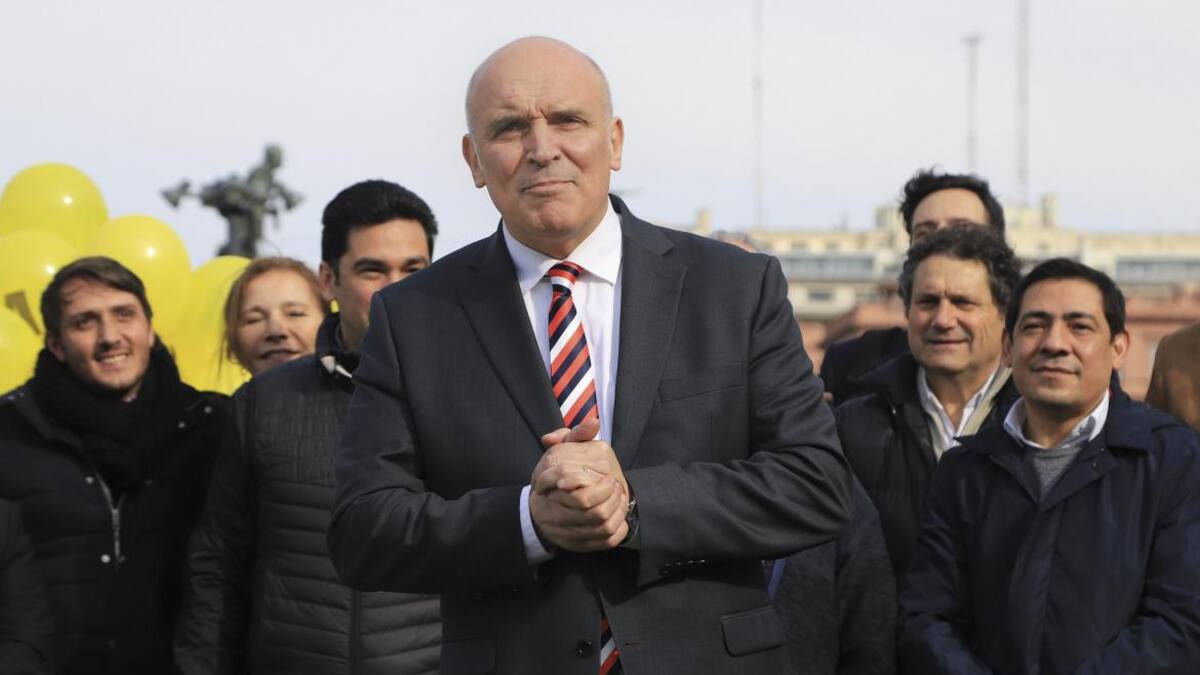 Luis Espert, junto a Luis Rosales, microcentro porteño, NA